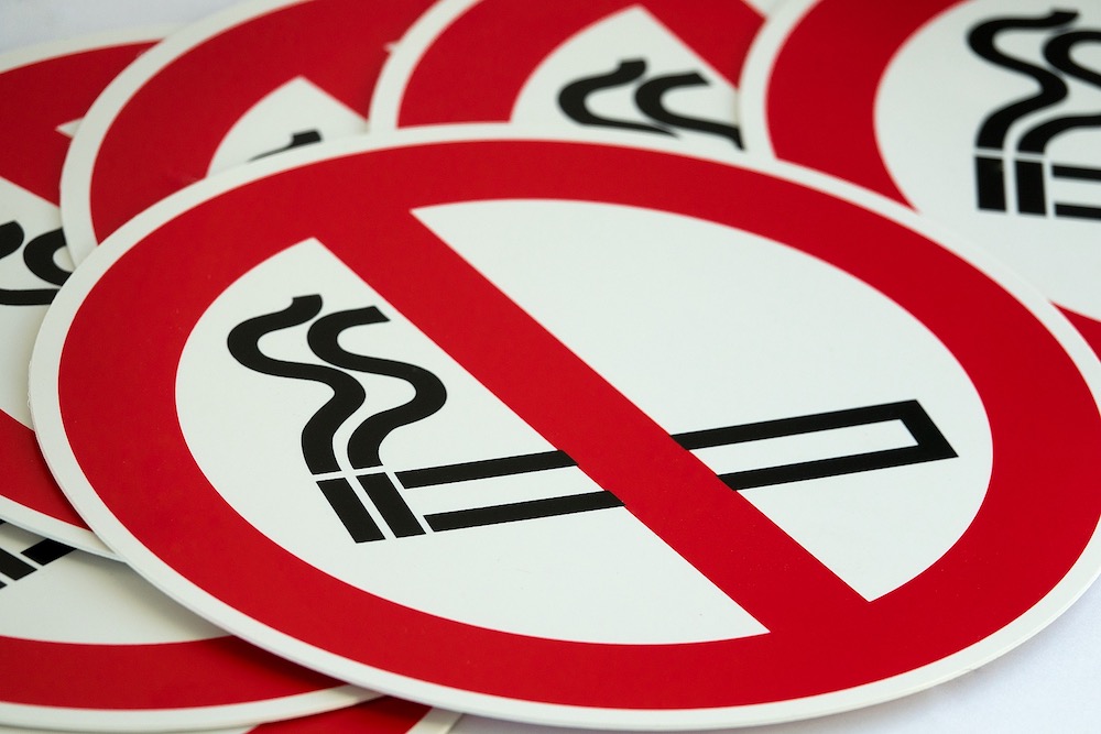 Как отучить соседей курить в подъезде, на лестничной площадке или на балконе