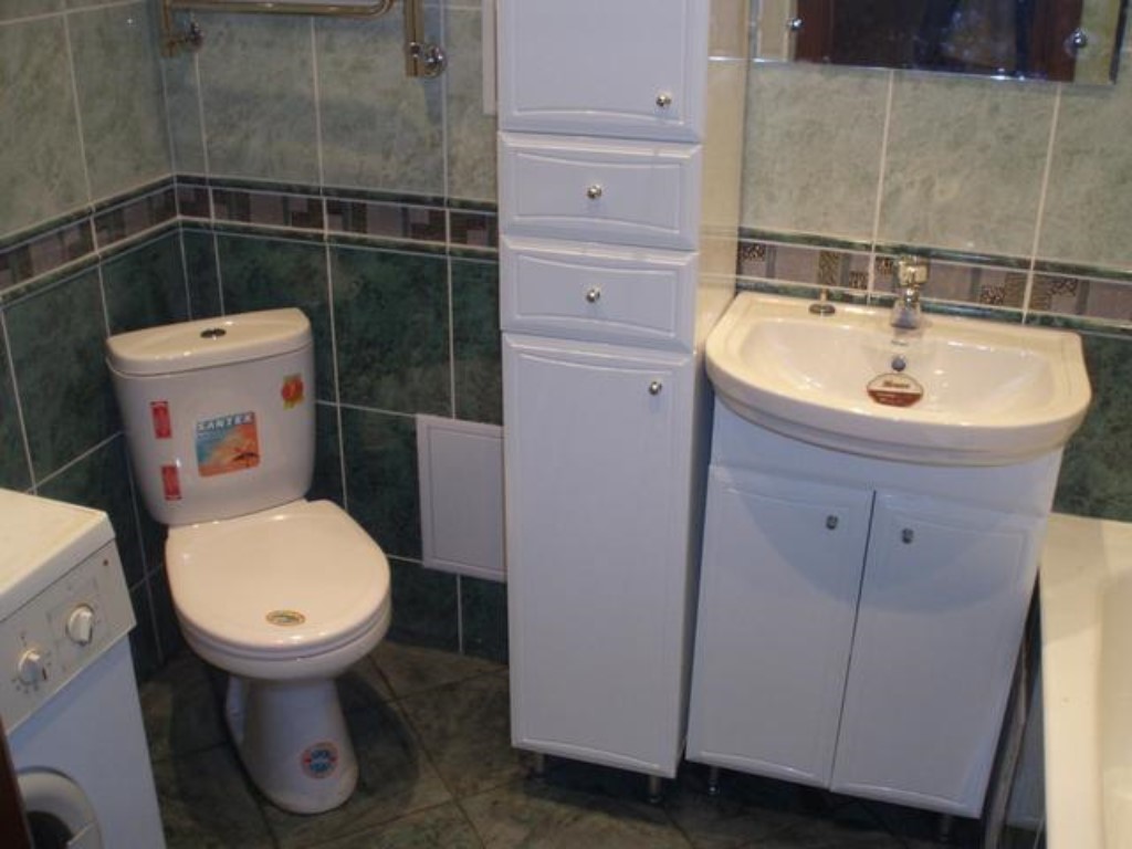 Размещение над жилыми комнатами уборной, ванной (душевой) и кухни в результате перепланировки квартиры не допускается